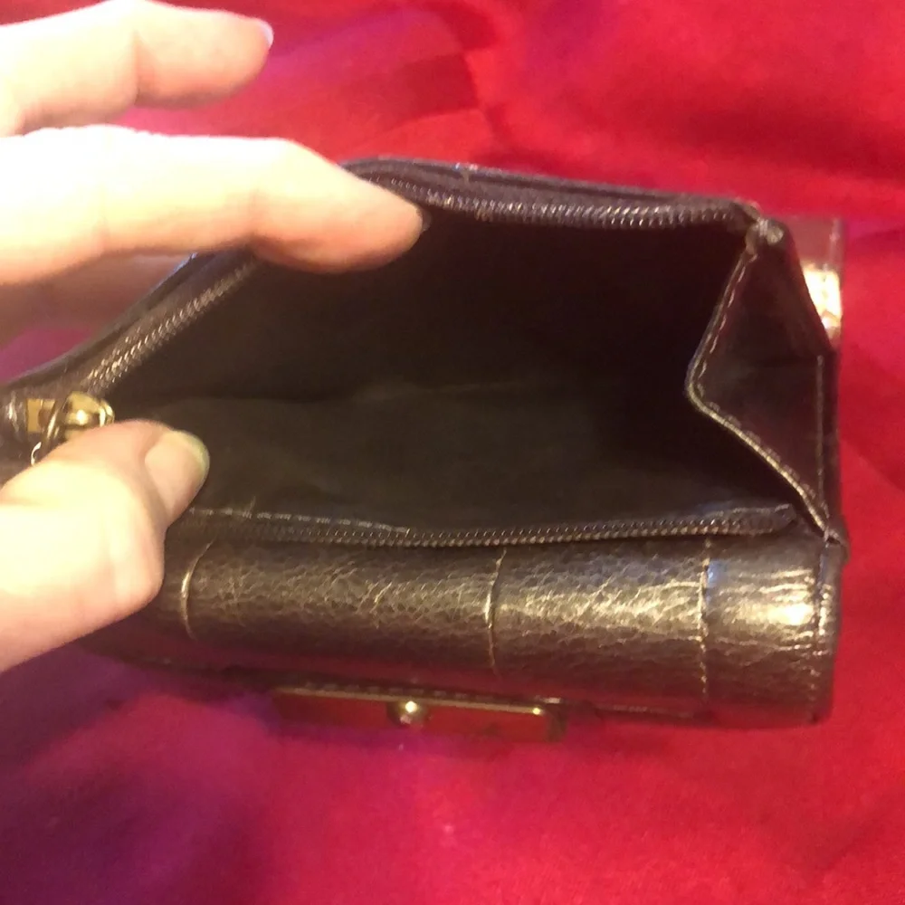 PreOwned - Coach Wallet - snaps and zipper work -7 credit cards slots-5 pockets - Picture 4 of 16